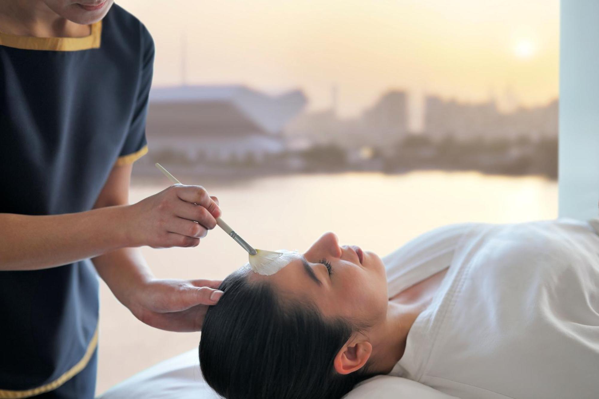 Intercontinental Dubai Festival City By Ihg Exterior photo A woman receiving a facial treatment