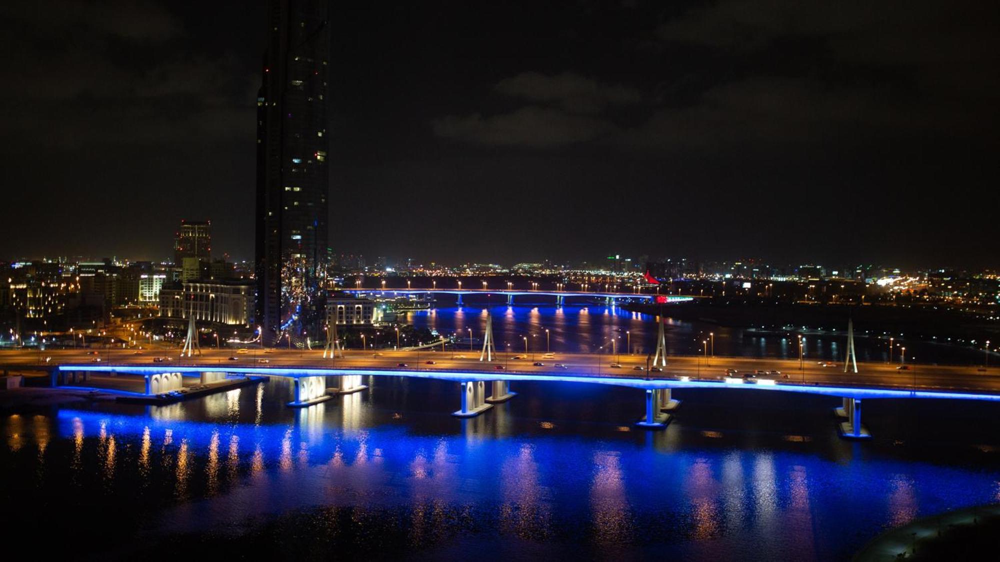 Intercontinental Dubai Festival City By Ihg Exterior photo Victoria Bridge at night